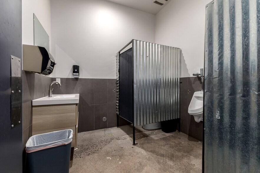 More Photos Of 2533 N 16th St, Phoenix Showroom For Sale