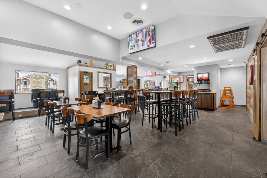 More Photos Of 8713 Gravois Rd, Saint Louis Restaurant For Lease