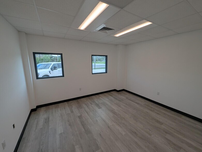 More Photos Of 450 Old Dixie Hwy, Vero Beach Industrial For Lease