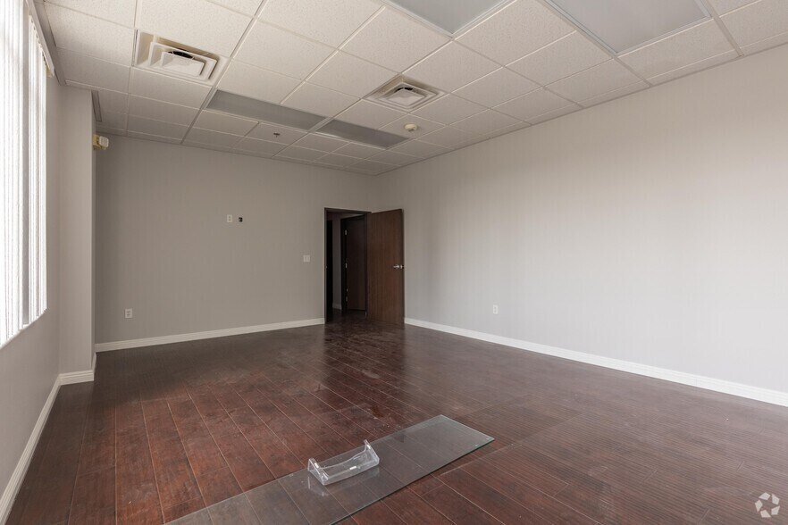 More Photos Of 9550 S Eastern Ave, Las Vegas Restaurant For Lease