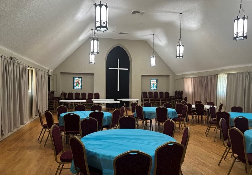 More Photos Of 111 S 6th St, Burbank Religious Facility For Lease
