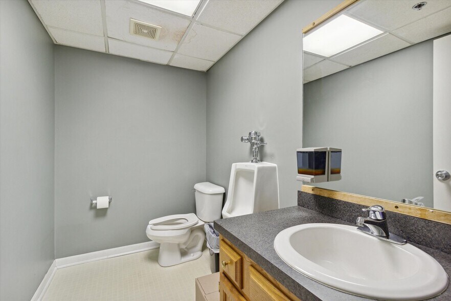 More Photos Of 4800 Joslyn Rd, Lake Orion Light Manufacturing For Sale