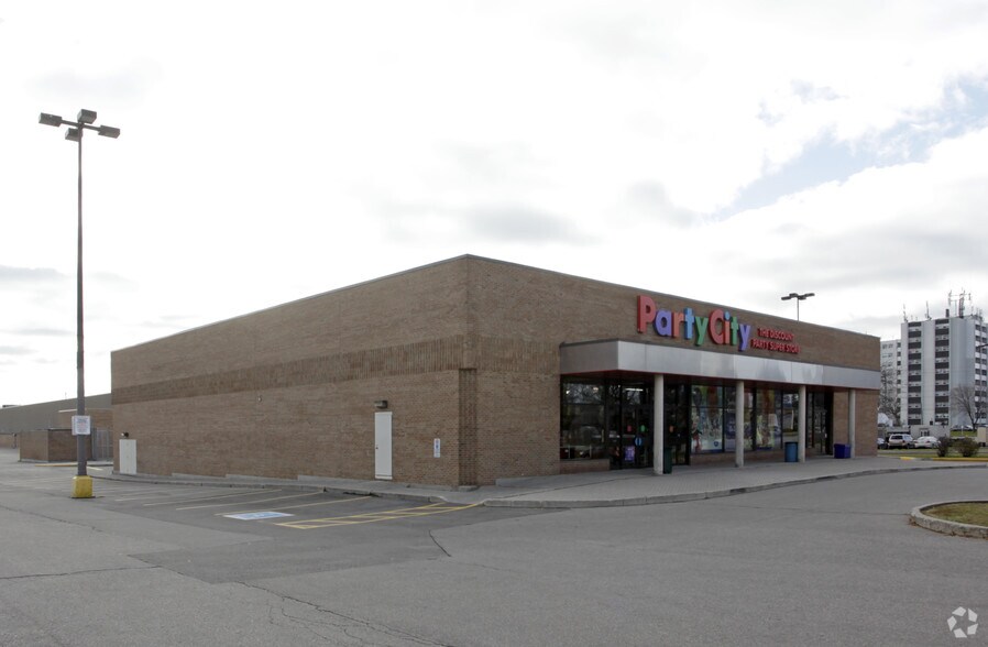 More Photos Of 225-227 Vodden St, Brampton Unknown For Lease