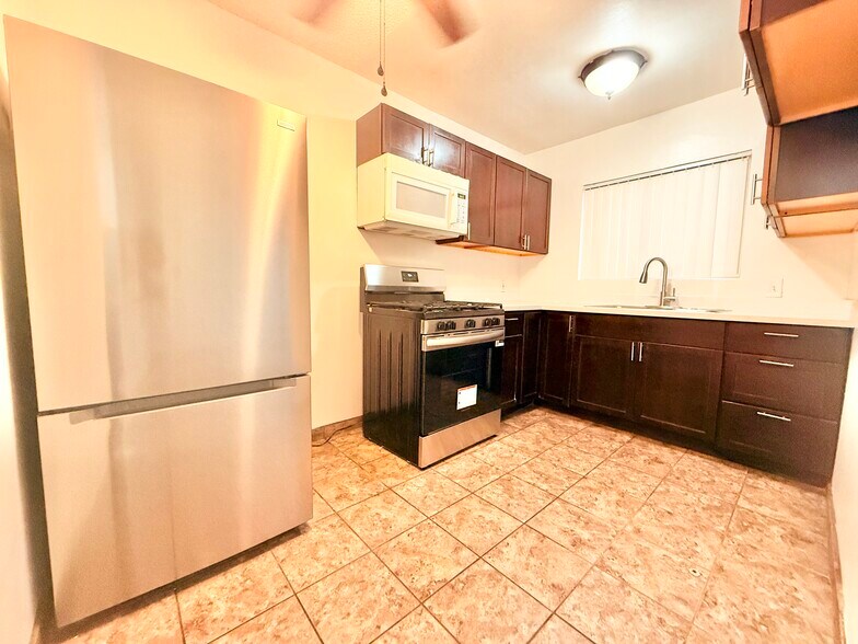 More Photos Of 2718 S Cochran Ave, Los Angeles Apartments For Sale
