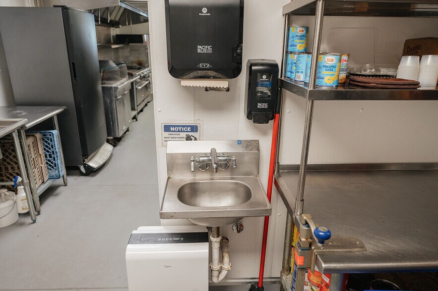 More Photos Of 510 Main St, Ormsby Restaurant For Sale