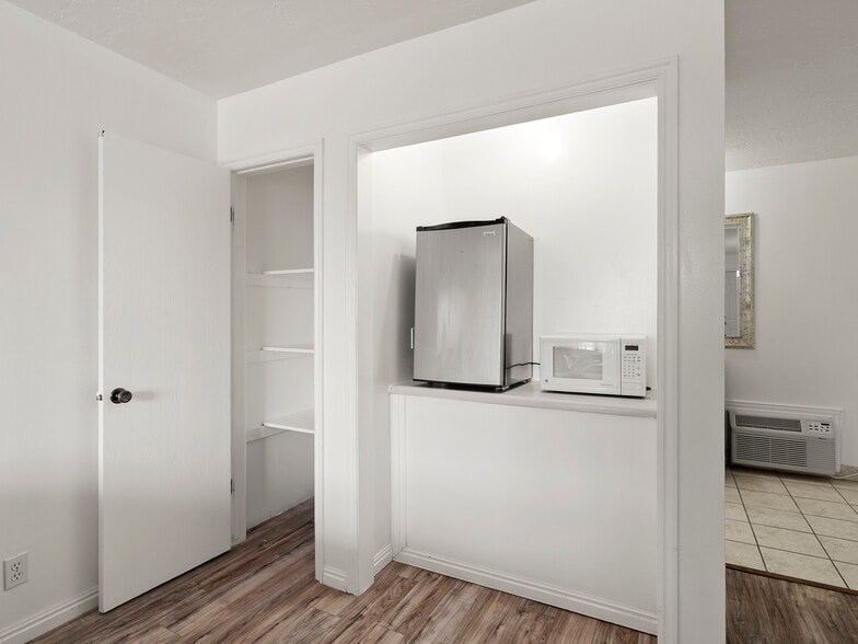 More Photos Of 307 S Main St, Huntington Hotel For Sale