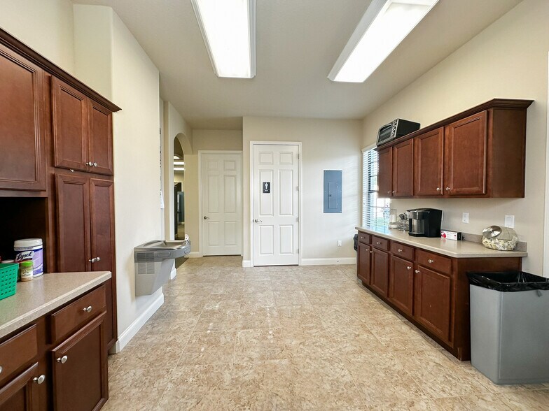 More Photos Of 170 Fitzgerald Rd, Lakeland Office For Lease