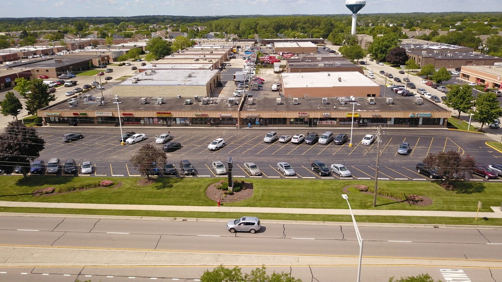 More Photos Of 678-700 Bonded Pky, Streamwood Light Distribution For Lease