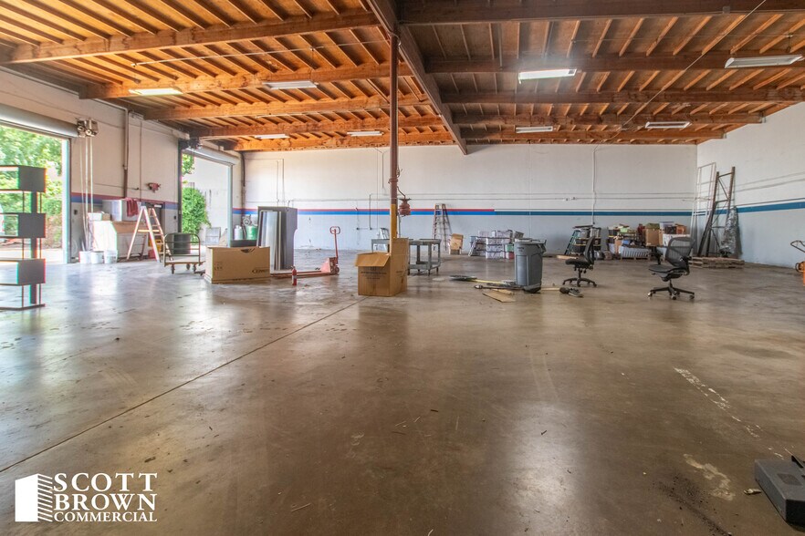 More Photos Of 10763 Mapleridge Dr, Dallas Distribution For Lease
