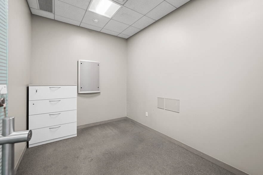 More Photos Of 7809 Metropolitan Ave, Middle Village Bank For Lease