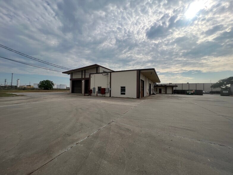 More Photos Of 205 Profit Dr, Victoria Showroom For Sale