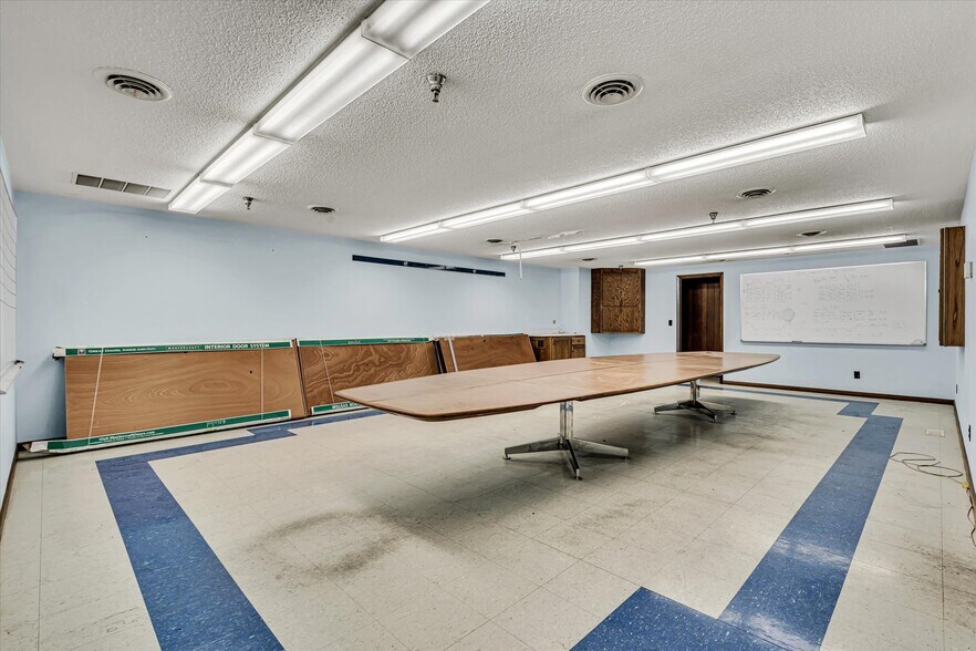 More Photos Of 202 1st St S, Kalona Manufacturing For Sale