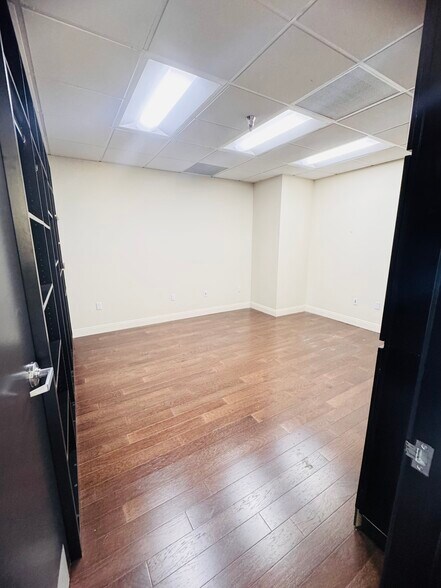 More Photos Of 21731 Ventura Blvd, Woodland Hills Medical For Lease