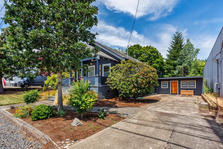 More Photos Of 2105 SE Ochoco St, Portland Office For Sale
