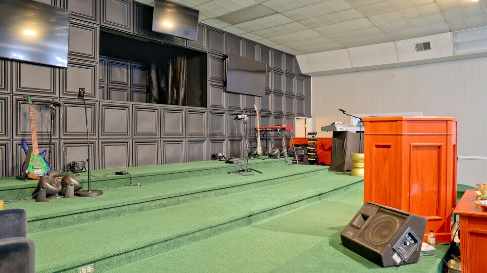 More Photos Of 301 Bolling St, Radford Religious Facility For Sale