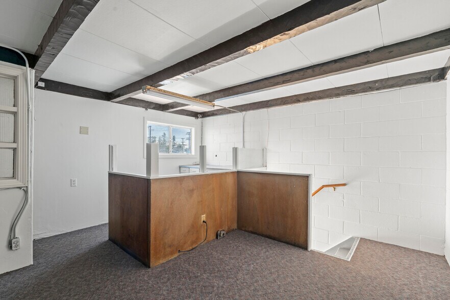 More Photos Of 916 Center St, San Carlos Warehouse For Sale