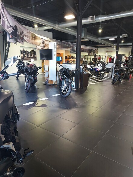 More Photos Of 2070 Jericho Tpke, New Hyde Park Auto Repair For Lease
