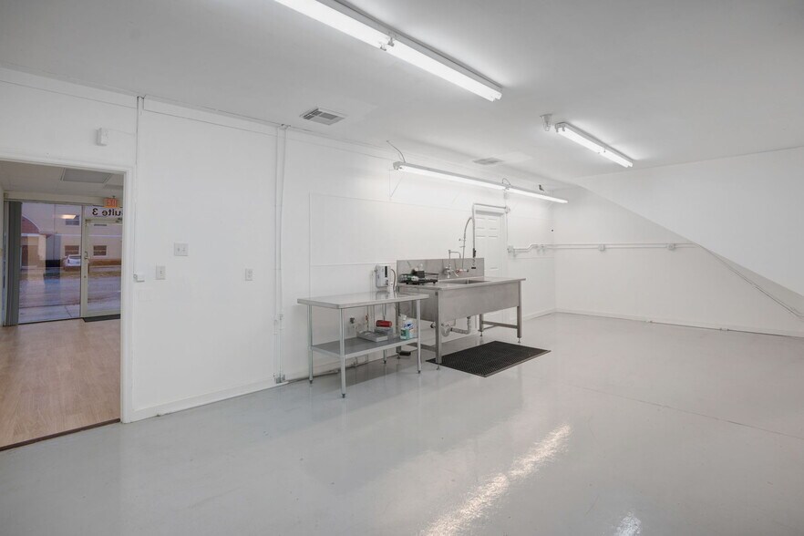 More Photos Of 787 Commerce Dr, Venice Warehouse For Lease