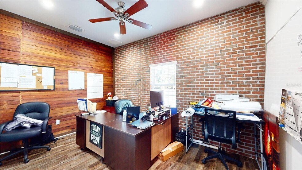 More Photos Of 209 E Badcock Blvd, Mulberry Office Residential For Lease