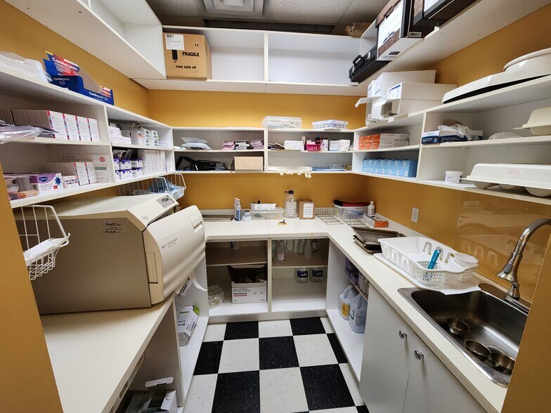 More Photos Of 135 Av 25e, St-Eustache Storefront For Lease