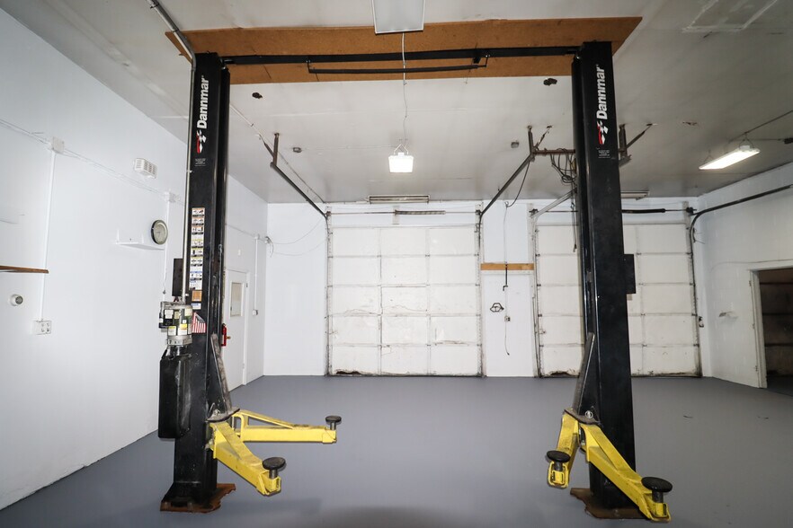 More Photos Of 2600 W Lynchburg Salem Tpke, Bedford Flex For Lease