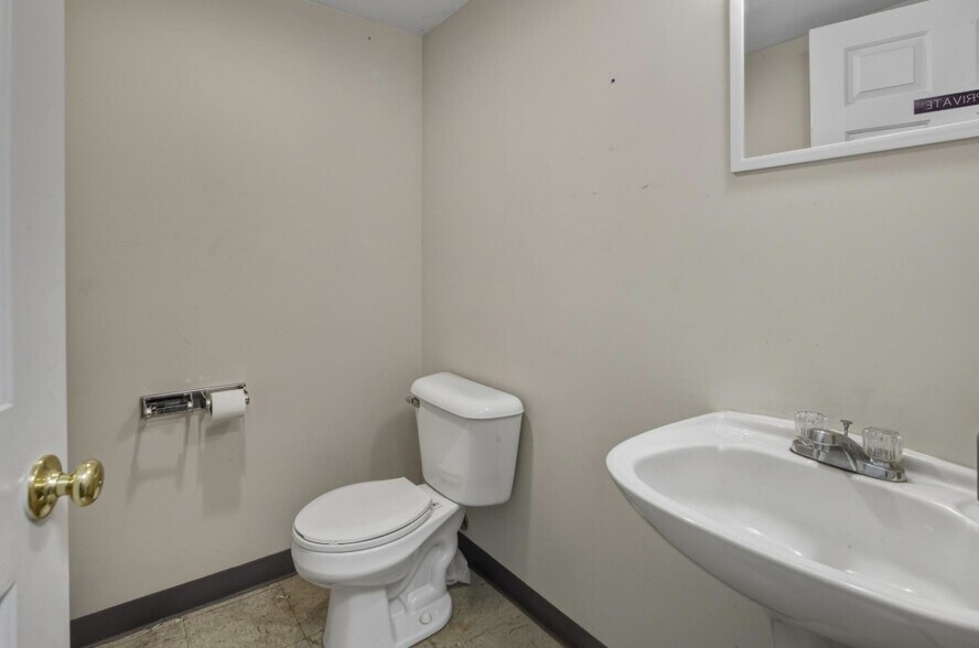 More Photos Of 1215 Greenville Ave, Staunton Freestanding For Lease