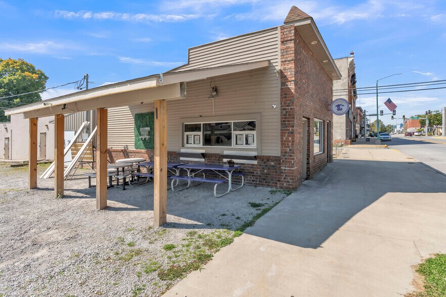 More Photos Of 118 E Main St, Albion Flex For Sale