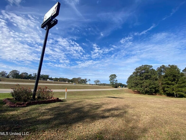 More Photos Of 404 Frontage Dr E, Wiggins Hotel For Sale