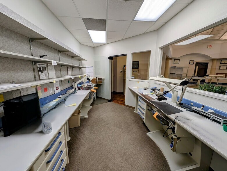 More Photos Of 6900 Sanger Ave, Waco Office For Sale
