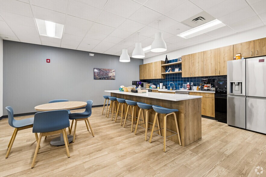 More Photos Of 8910 Purdue Rd, Indianapolis Office For Sale