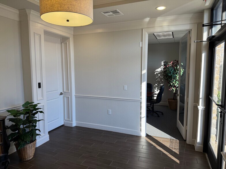 More Photos Of 633 E Fernhurst Dr, Katy Medical For Sale