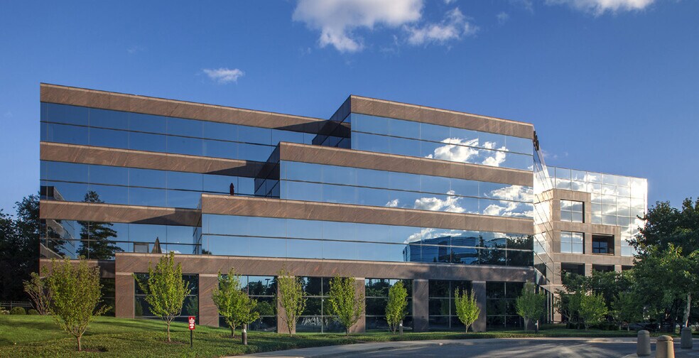 More Photos Of 520 Maryville Centre Dr, Town and Country Unknown For Lease