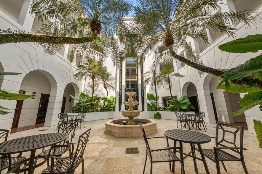 More Photos Of 440 Royal Palm Way, Palm Beach Office For Lease