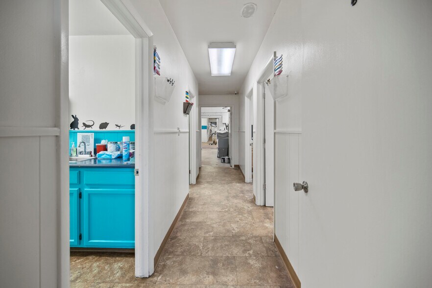 More Photos Of 5280 Edison Ave, Colorado Springs Veterinarian Kennel For Sale