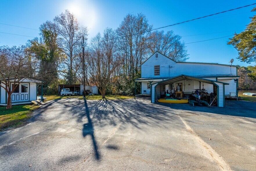 More Photos Of 8214 Panther Lake Rd, Willow Spring Flex For Lease