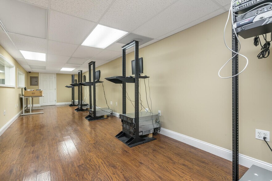 More Photos Of 23 Pawnee Ave, Rockaway Office For Sale