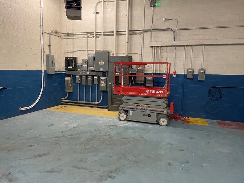 More Photos Of 795 9th St NW, Salem Manufacturing For Lease