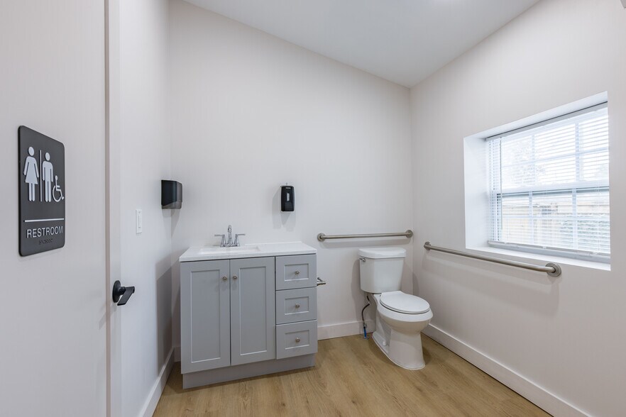 More Photos Of 1685 Lower Roswell Rd, Marietta Medical For Lease