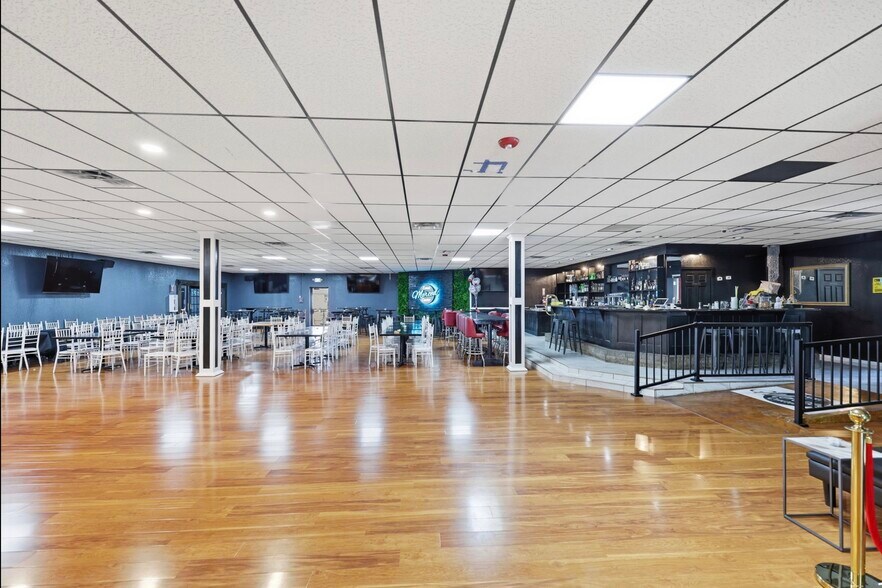 More Photos Of 9880 W Girton Ave, Lakewood Restaurant For Sale