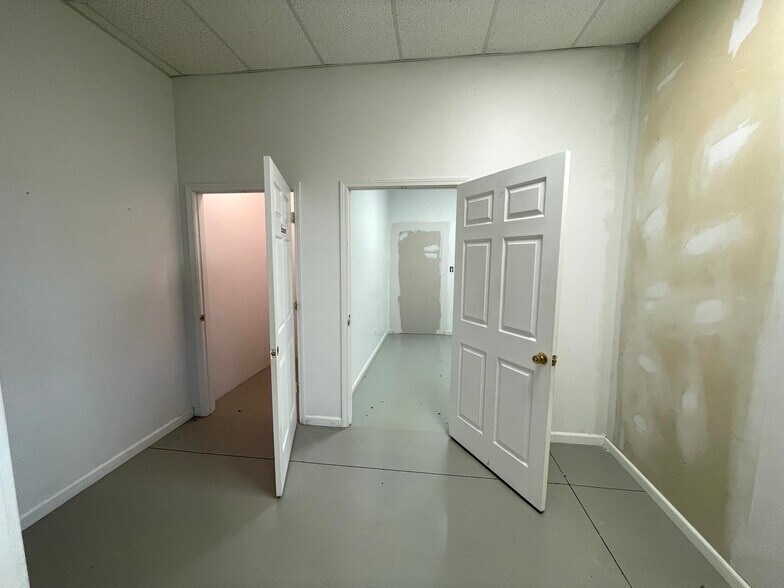 More Photos Of 2018 Maxwell Ave, Evansville Storefront For Sale