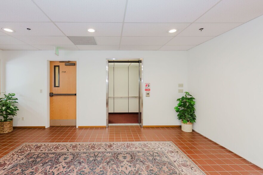 More Photos Of 1040 NE Hostmark St, Poulsbo Office For Sale