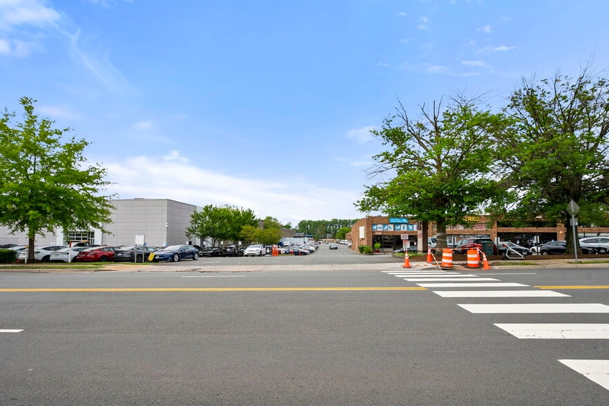 More Photos Of 8480-8486 Tyco Rd, Vienna Showroom For Lease