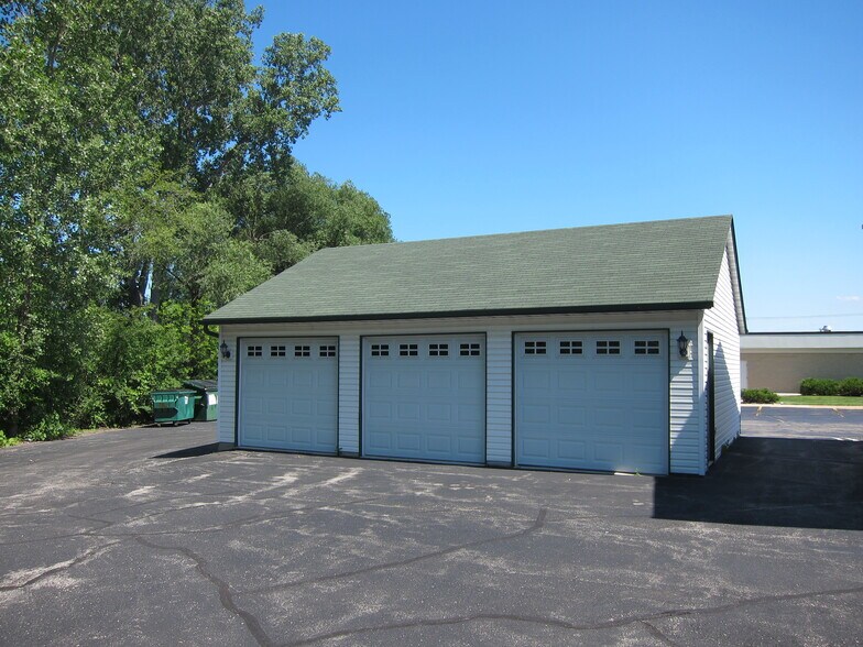 More Photos Of 630 S Green Bay Rd, Neenah Office For Sale