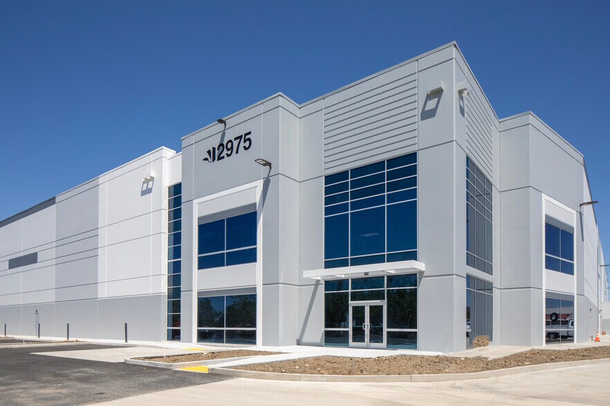 More Photos Of 2975 Ramco St, West Sacramento Distribution For Lease