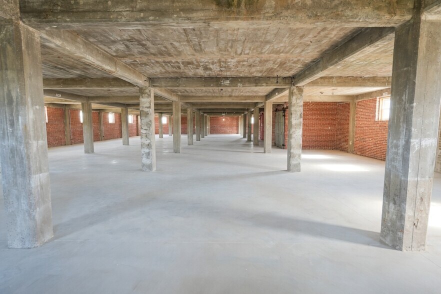More Photos Of 407 W Ryder St, Litchfield Light Distribution For Sale