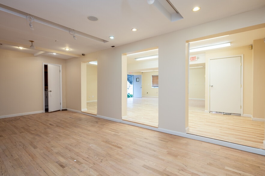 More Photos Of 62 Glen Cove Rd, Roslyn Heights Storefront Retail Office For Lease