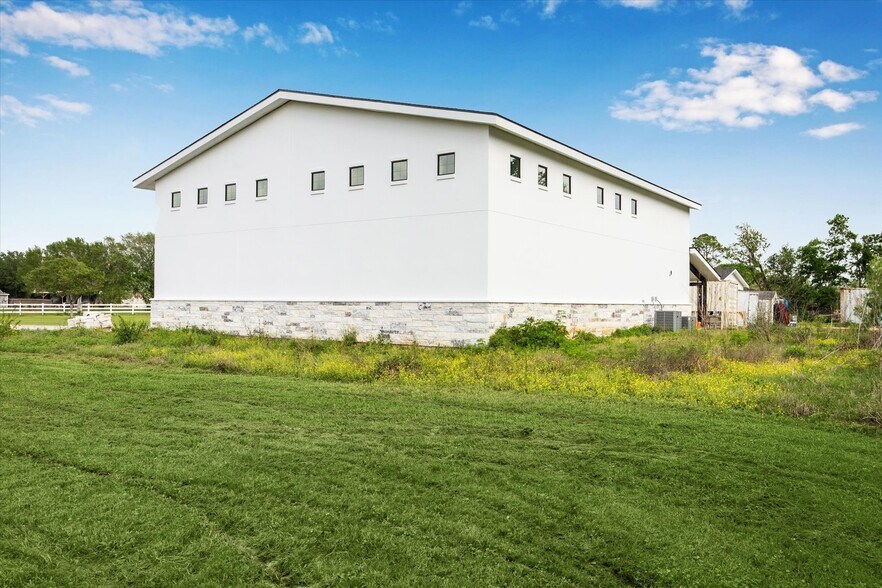 More Photos Of 17810 County Road 125, Pearland Flex For Sale