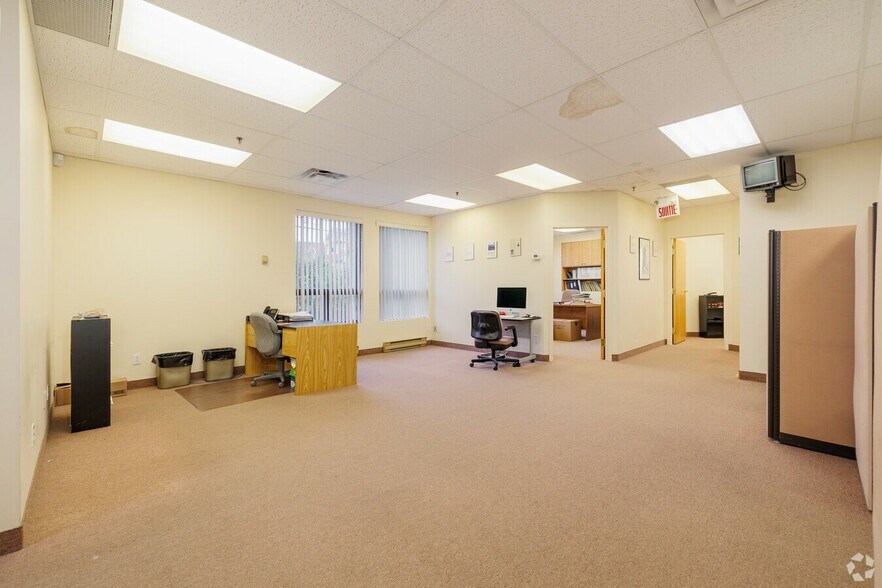 More Photos Of 2369-2395 Rue Rue Guénette, Saint-Laurent Light Distribution For Sale