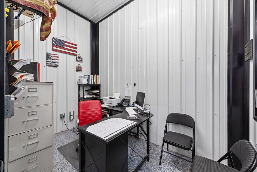 More Photos Of 26091 OK-51, Wagoner Showroom For Sale