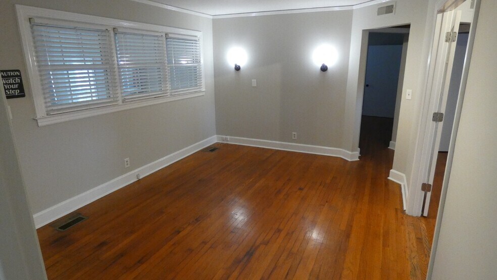 More Photos Of 2911 Middle Tennessee Blvd, Murfreesboro Office Residential For Lease